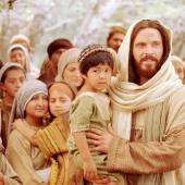 Crowd surrounding Jesus